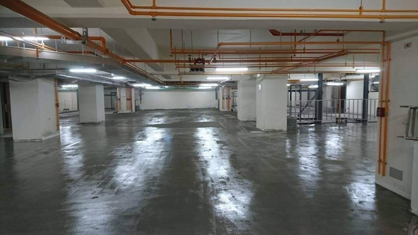 hiện tượng tầng hầm bị ẩm cả 1 khu vực lớn, đây là tầng hầm chưa được chống thấm hoặc chống thấm không đúng quy trình